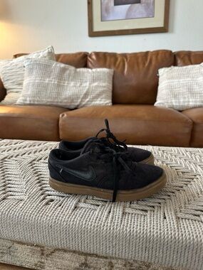 Boys Nike Black Low-Top Sneakers with Gum Sole